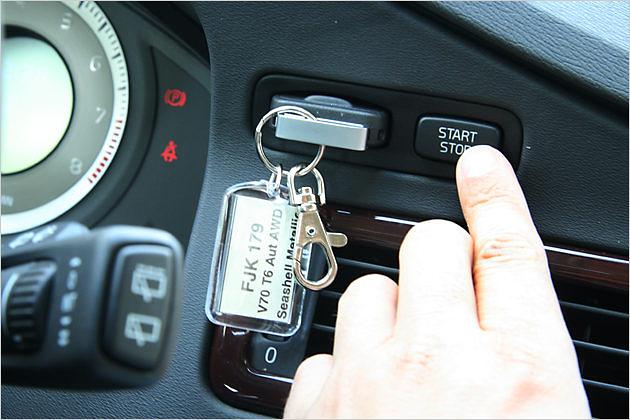 Über diesen Start-Stopp-Knopf wird der Motor zum Leben erweckt