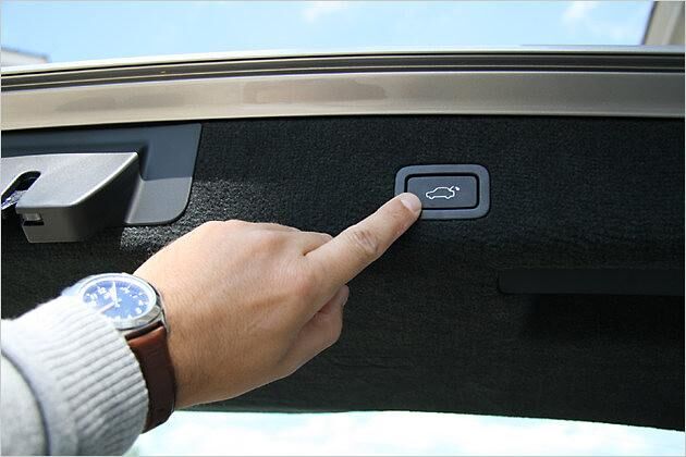 Ein Knopfdruck und die Heckklappe schließt automatisch