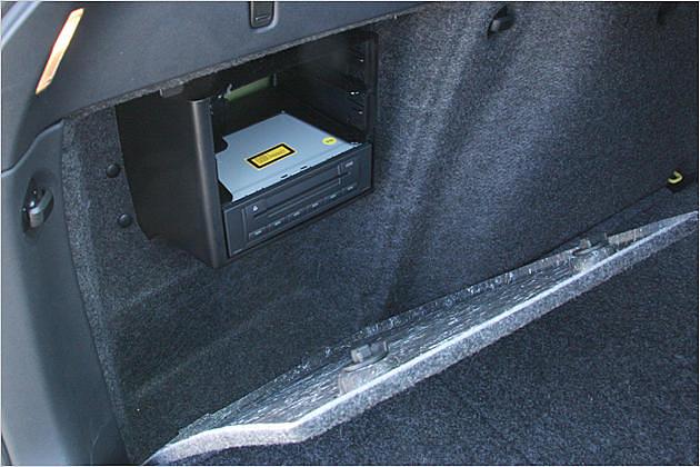 Der CD-Wechsler ist hinter einer Klappe im Kofferraum versteckt