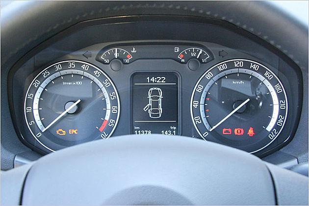 Das ist praktisch: Kleines Infodisplay zwischen den Uhren