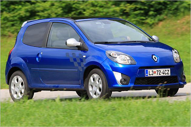 Die Scheinwerfer sind nun länglicher als beim Ur-Twingo, die Haube ist länger