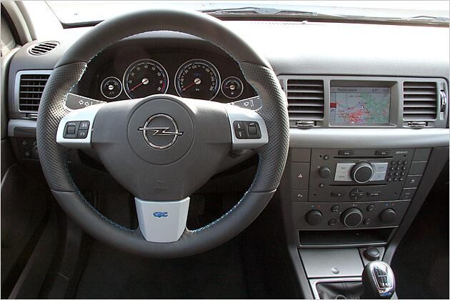 Fahrer mit etwas kleineren Händen haben Mühe das Lenkrad umgreifen zu können