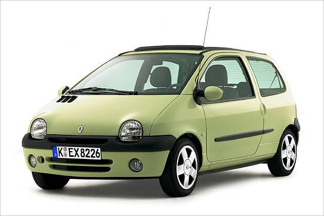 Zum Vergleich der alte Twingo  mit kurzer Schnauze und rundlichen Leuchten