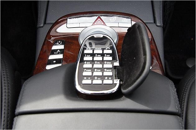 In die Mittelarmlehne integriert: Die Telefon-Volltastatur