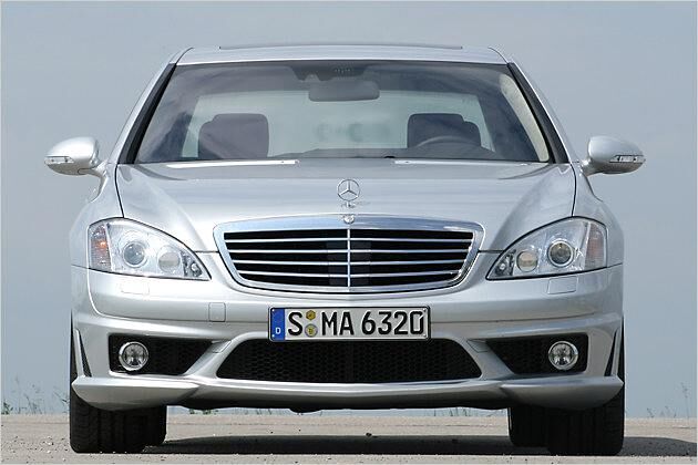 Die sportliche S-Klasse trägt ein klassisches Mercedes-Gesicht mit großem Kühlergrill
