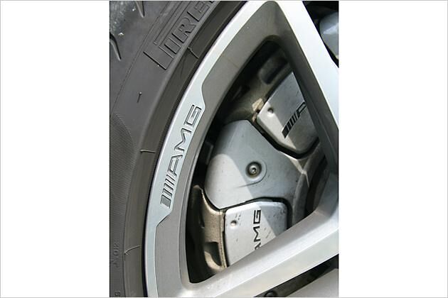 AMG steht im Felgenbett und auf den Bremssätteln