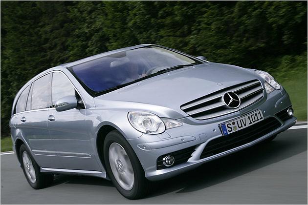 Die AMG-Frontschürze verleiht der R-Klasse mehr Markanz