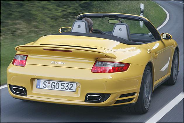 Der Heckflügel fährt ab 120 km/h aus