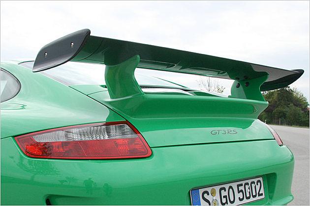 Der Heckflügel des RS ist noch monströser als der des GT3