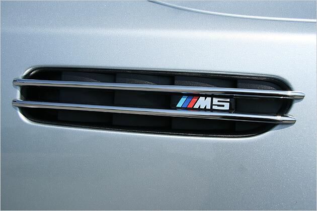 Die seitlichen Kiemen verraten den M5 als Supersportler