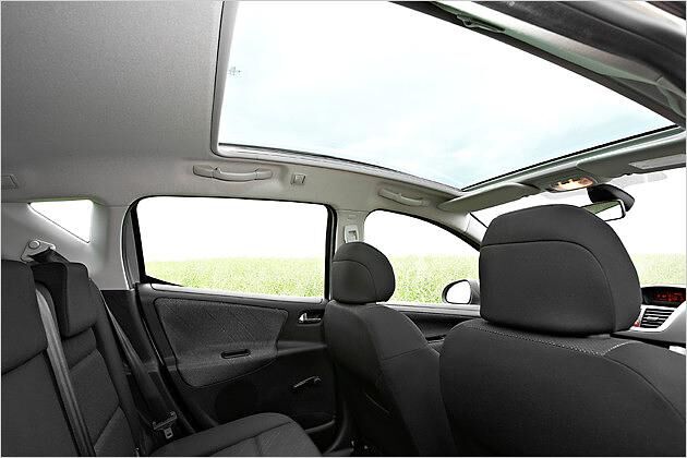 Auch die Fondpassagiere freuen sich über ein besonders lichtes Raumgefühl