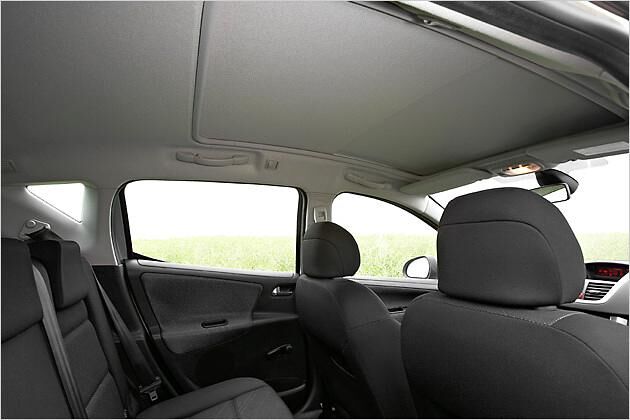 Per Knopfdruck kann man die Sonnenblende betätigen