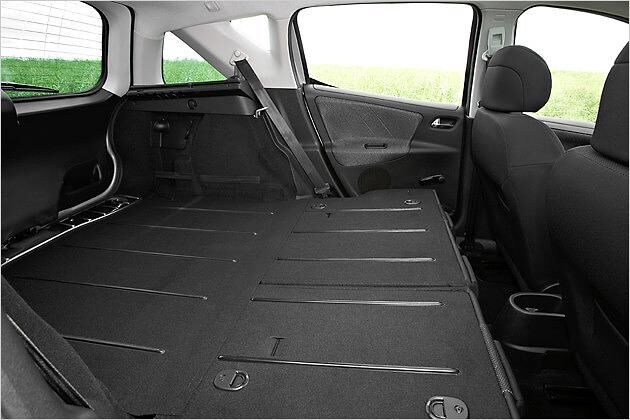 Der 207 SW bietet einen ebenen Gepäckraum mit einigen Verzurrösen