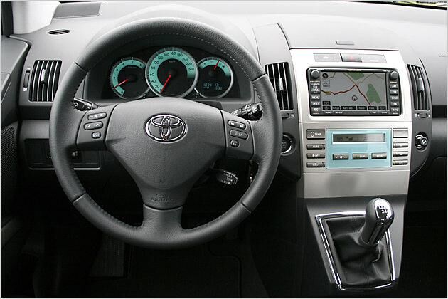 Viel Plastik und wenig Charme: Das Cockpit des Kompakt-Vans