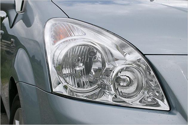 Die Scheinwerfer wurden für das Modelljahr 2007 leicht verändert