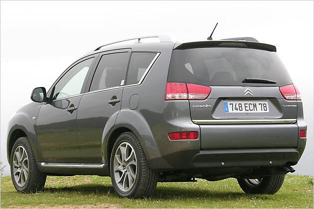 Die horizontal geteilten Rücklichter sollen den C-Crosser in der Breite wirken lassen