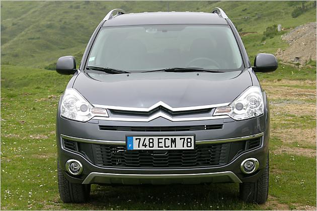 Der Citroën-Doppelwinkel mündet in horizontale Chromstreben