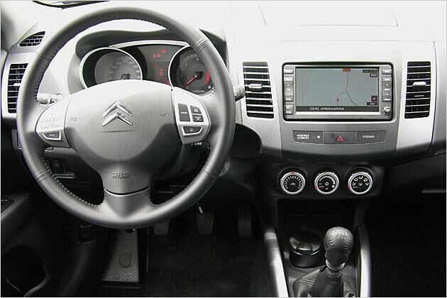 Der Innenraum sieht bis aufs Lenkrad-Logo im Peugeot 4007 genauso aus