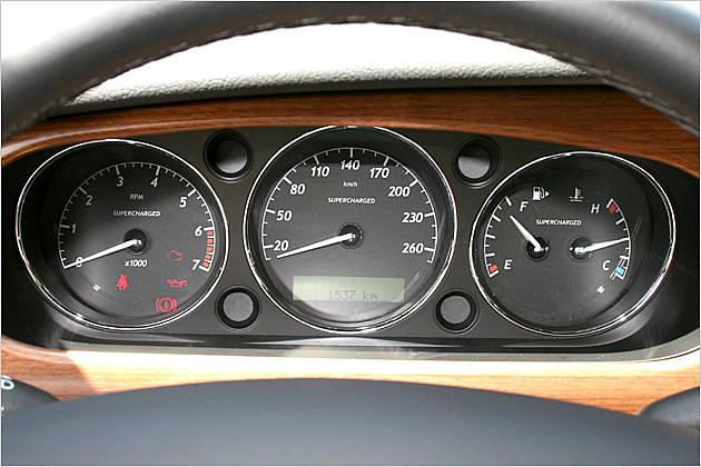Schlicht aber funktionell: Die Tachoinstrumente im XK Coupé