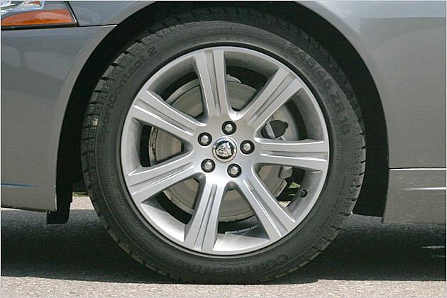 Die 18-Zoll-Felgen gehören zum Serienumfang des XK 3.5 Coupé