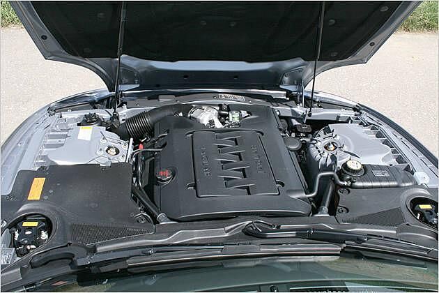 Der Achtzylinder im XK 3.5 Coupé leistet 258 PS
