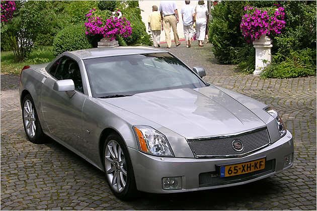 Die Motorhaube des Cadillac XLR-V ist eine Spur markanter als die des normalen XLR