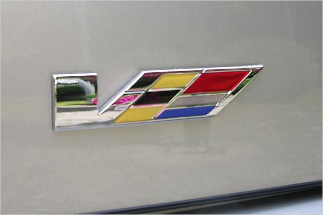 Auch am Heck prangt das V-Logo mit den Cadillac-Farben
