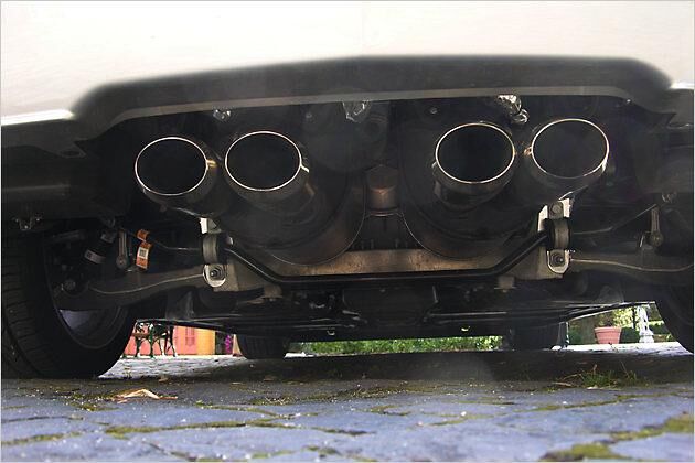Vier Endrohre sprühen die Abgase des XRL-V in die Umwelt