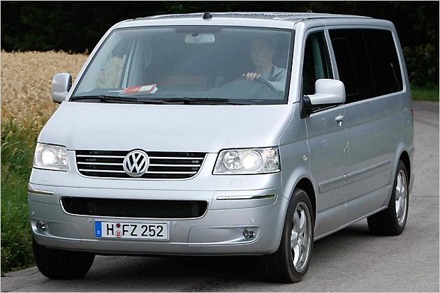 Obwohl ein großer und schwerer Bus, fährt sich der Multivan recht agil