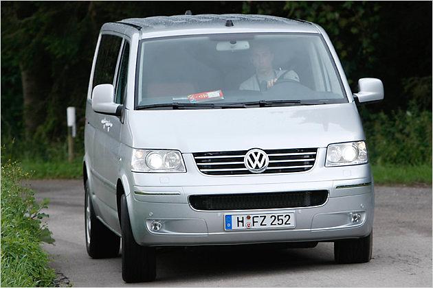 Trotz seiner Höhe wankt der Bulli in schnellen Kurven nicht allzu stark
