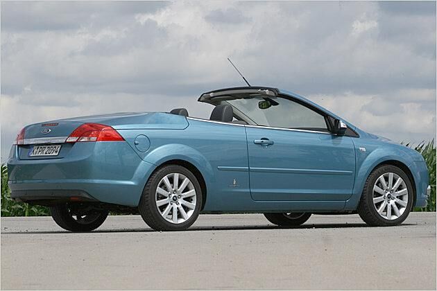 Insbesondere das Heck des offenen Ford ist lang gestreckt