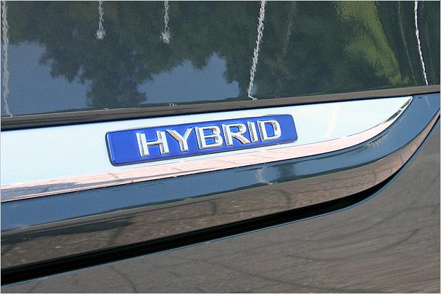 "Hybrid"-Hinweis im hinteren Seitentür-Bereich