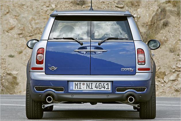 Zwei Endrohre: Dem Cooper S sieht man von hinten die Kraft an