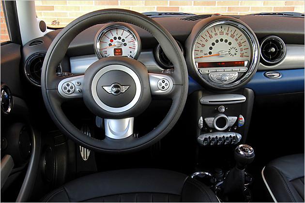 Typisch Mini: Hinter dem Lenkrad befindet sich der Drehzahlmesser