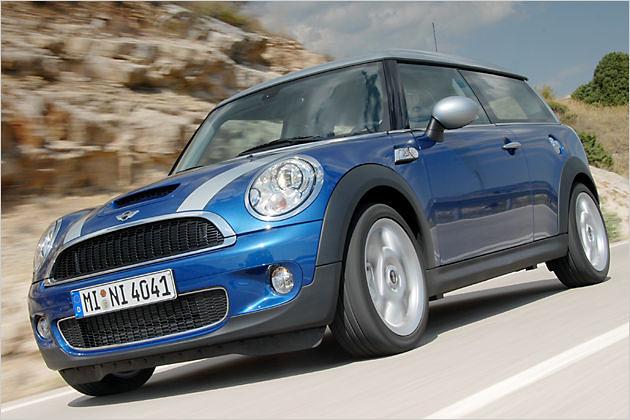 Der Cooper S sprintet in 6,3 Sekunden auf Tempo 100