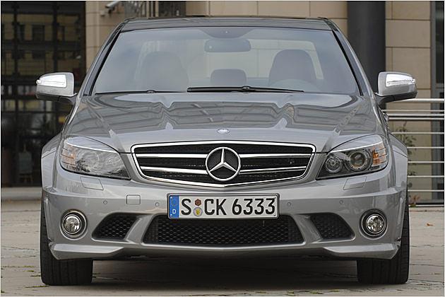 Die Verwandschaft zur C-Klasse ist beim AMG noch zu erkennen