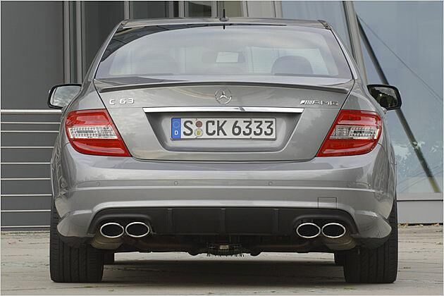 Auch die Spur der C 63 AMG ist etwas breiter als die der normalen C-Klasse