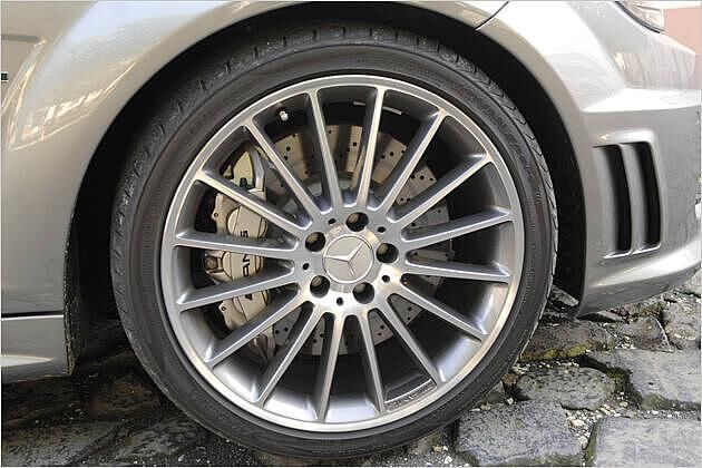Vorne vergreifen sich Sechskolben-Bremssättel am Vortrieb