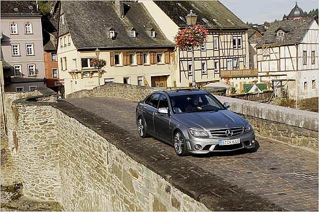 In der Basisversion kostet die AMG-Limousine 67.235 Euro