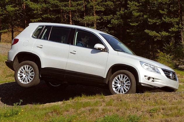 Auch wenn der Tiguan mal ein Beinchen hebt  die Fahrassistenzsysteme bringen ihn überall durch