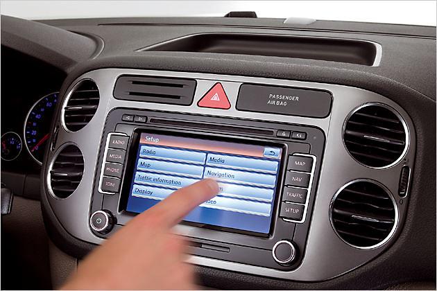 High-end-Navi: Je vier Tasten rechts und links des Touchscreens für die Hauptfunktionsauswahl