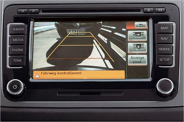 Die Rückfahrkamera  angebracht oberhalb des Hecknummernschilds  zeigt ihr Bild im Navigationsdisplay an