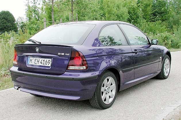 Die Farbe unseres Testwagens heißt velvetblau