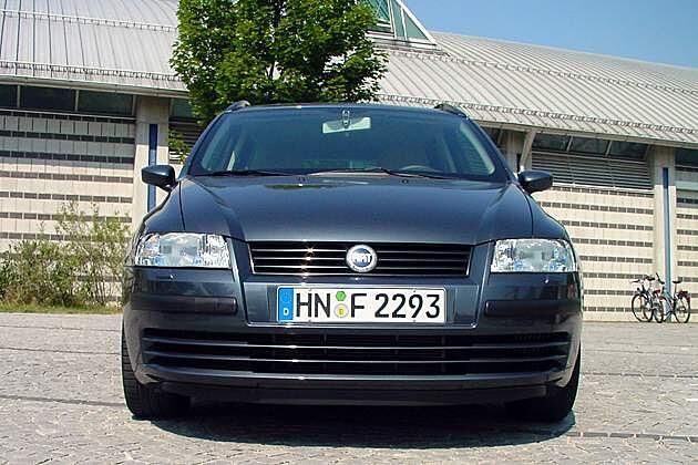 Markentypische Front: Schmale Leuchten, schmaler Grill, blaues Logo