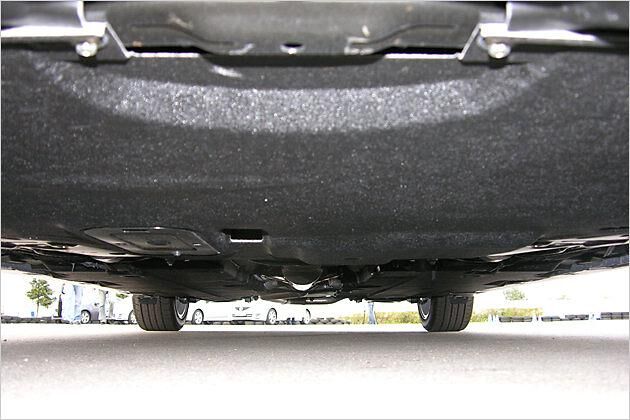 Hier ist die Unterboden-Verkleidung des Motorraums zu sehen