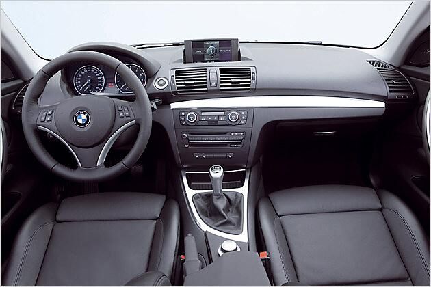 Sportlich und übersichtlich: Der Innenraum des BMW 135i Coupé