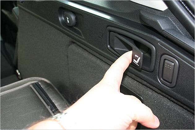 Ein Zug an einem Hebel löst die Rücklehnen aus der Halterung