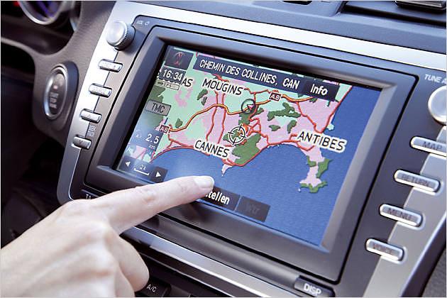 Das Navi lässt sich über den Touch-Screen bedienen