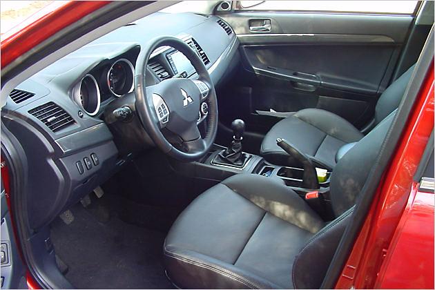 Cockpit: In der noblen Instyle-Ausstattung sind Ledersitze Serie