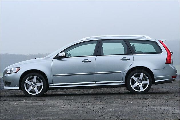 Seitenschweller und 17-Zoll-Felgen sorgen für eine sportliche Seitenansicht